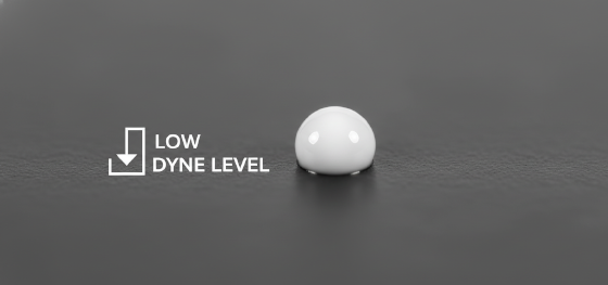 Microscopic view of water-based paint failing to wet a low-surface-energy plastic substrate due to poor dyne levels Microscopic view of water-based paint failing to wet a low-surface-energy plastic substrate due to poor dyne levels