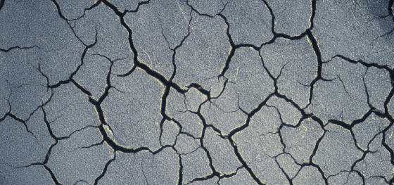 Magnified cross section of a steel surface exhibiting severe heat checking and deep fissures Magnified cross section of a steel surface exhibiting severe heat checking and deep fissures