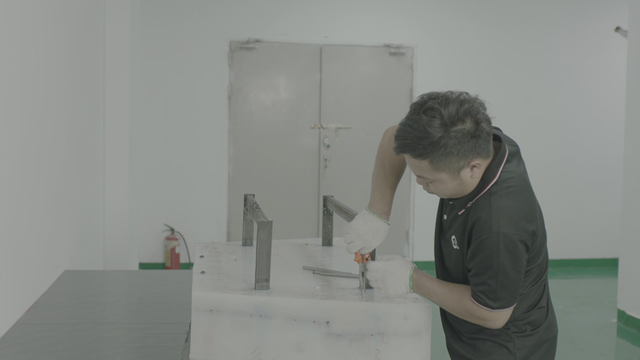 Reaction injection mold installation | Jucheng Precision