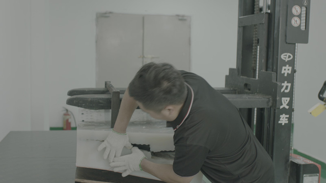 Reaction injection mold removal | Jucheng Precision