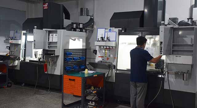Haas 5‑axis CNC machine shop