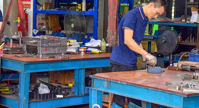 Mold fitting & assembly shop